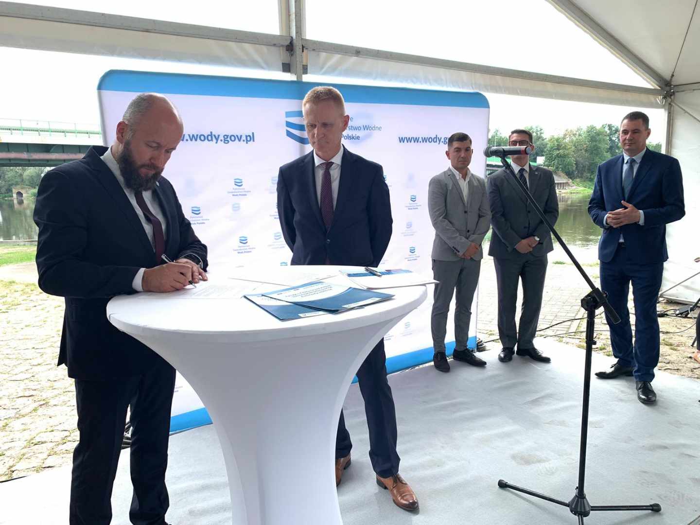 Podpisanie umowy dyr. RZGW SZCZECIN MAREK DUKLANWSKI Fot. Wody Polskie