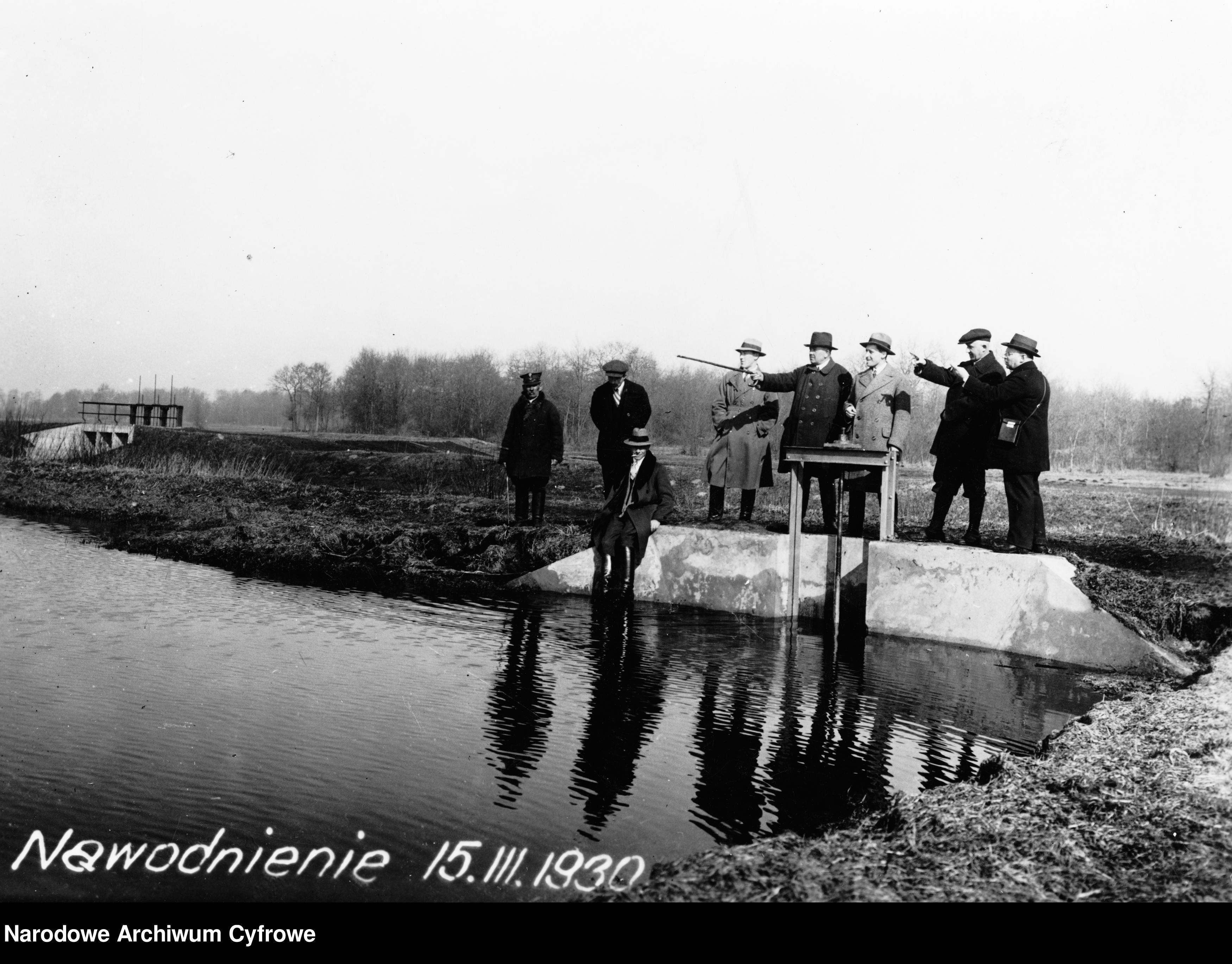 luza upustowa na rzece Petwi w trakcie nawadniania 1930