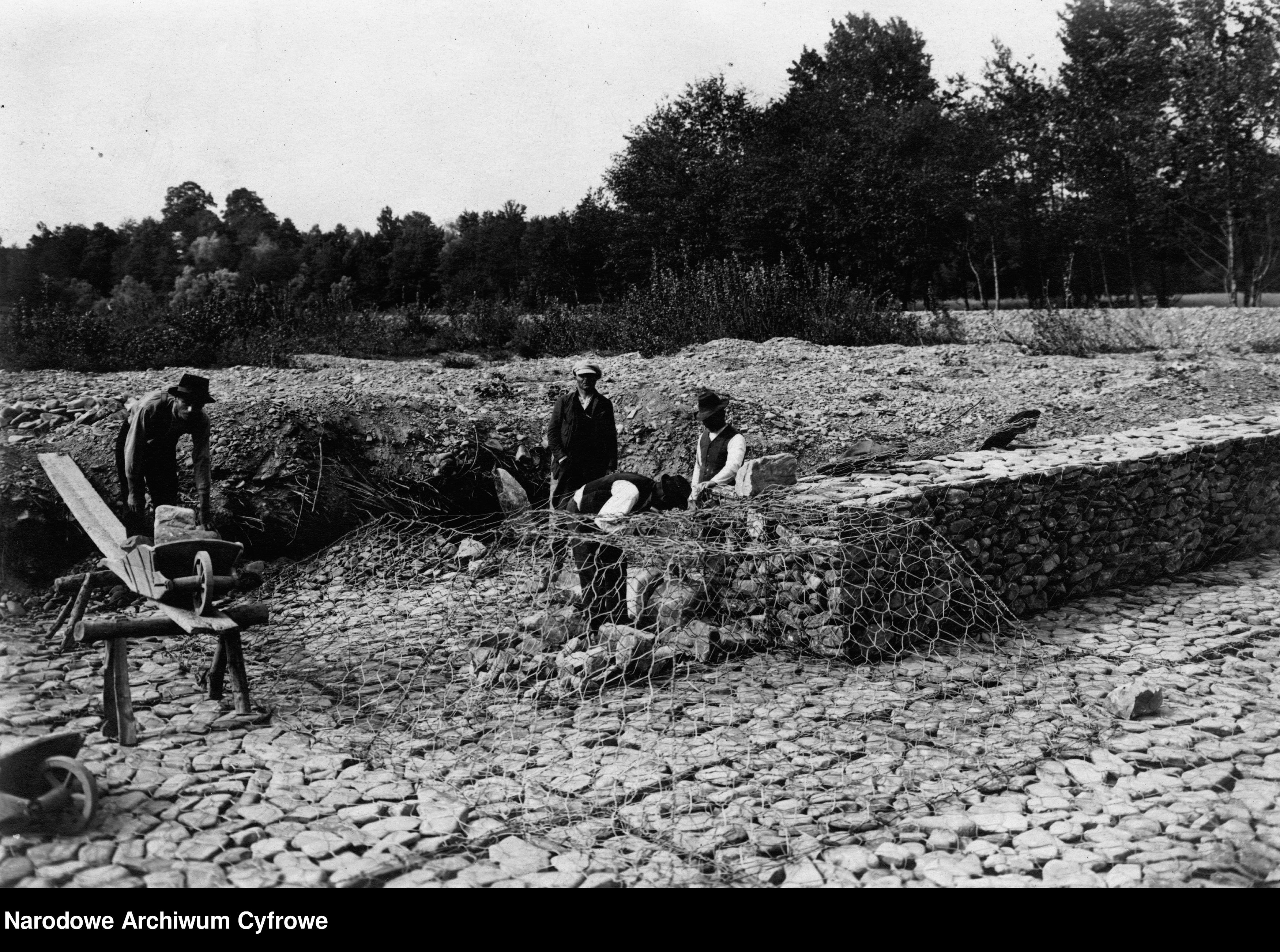 regulacja rzeki Brynicy robotnicy przy budowie kamiennego muru i zakadaniu siatki