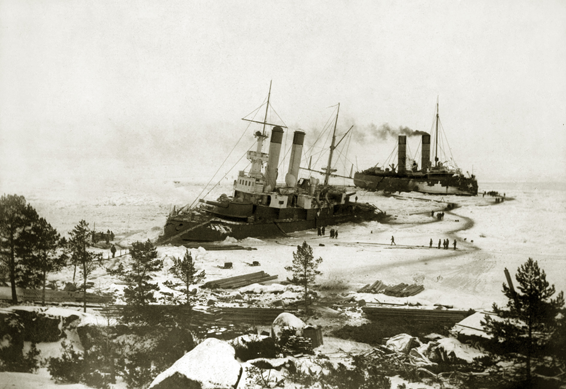 Rosyjski lodoamacz Jermak pomaga w Gogland pancernikowi Apraksinowi wydosta si z lodu 1900 rok fot Wikimedia Commons